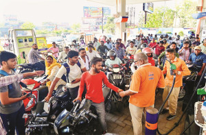 ملک میں پیٹرول ڈیزل کے ۶۰؍د نوں کے ذخیرہ کا دعویٰ