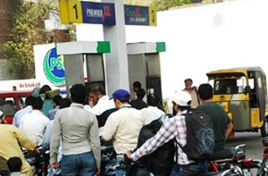 پاکستان: عید سے قبل ایندھن کی قیمتوں میں اضافہ، لاکھوں افراد کیلئے تکلیف دہ