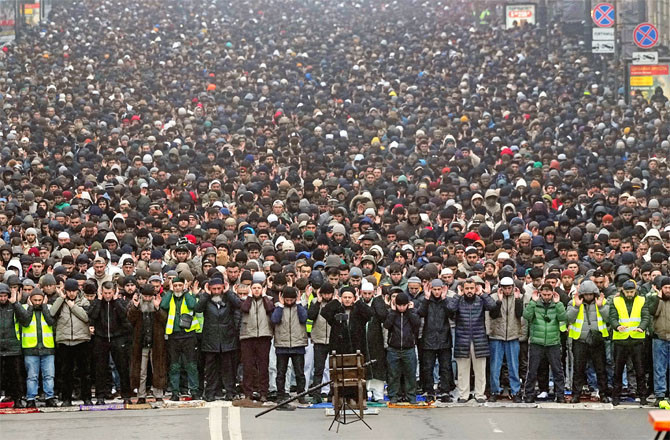 Eid-ul-Fitr was celebrated in Russia on Friday. This picture is from the city of St. Petersburg, where Muslims can be seen offering Eid-ul-Fitr prayers. (Photo: PTI)