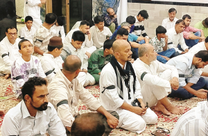 اہل تشیع حضرات نے سادگی سے اور بازو پر سیاہ فیتہ باندھ کرعیدالفطر منائی