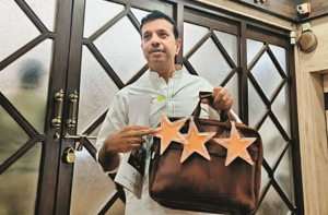 تھانے: محکمہ صفائی کو تھری اسٹار! اپوزیشن لیڈر نے مذاق اڑایا