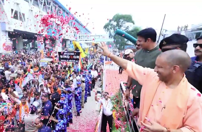 Yogi Adityanath showering flowers on the Kanwar Yatra. Photo: INN.