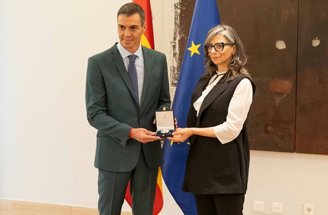 Pedro Sanchez confers Spain`s highest civilian honor on Francesca Albanese. Photo: INN