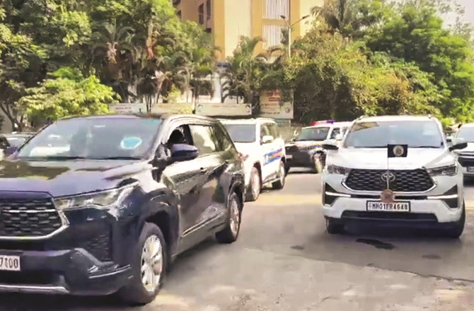 Vehicles In Mumbai BJP President`s Convoy Can Be Seen.Photo:INN