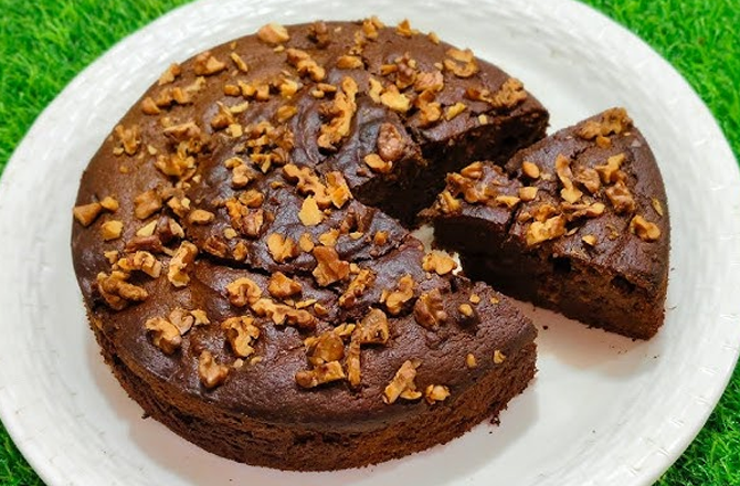 Khajoor Aur Akhrot Ka Cake. Photo: INN