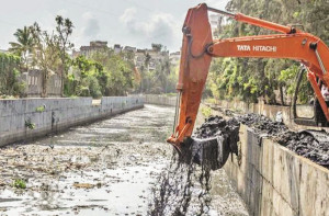 ’’نالے صفائی کے نام پر آنکھوں میں دھول جھونکی جارہی ہے‘‘