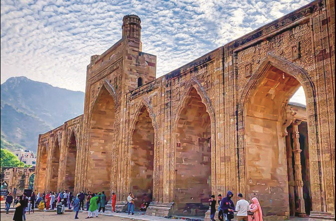 اجمیرکی ۸۰۰؍ سال قدیم مسجد  میں پوجا پاٹھ کی اجازت طلب