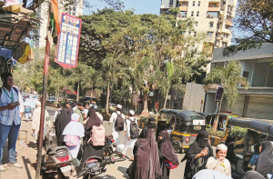جوگیشوری تا اندھیری ۲۰؍ بس اسٹاپ پر شیڈ نہیں۔ مسافروں کودشواریاں 