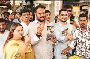 یوتھ کانگریس نے پیٹرول پمپ پر میلوڈی چاکلیٹ تقسیم کیا
