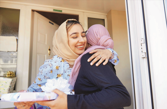 To instill a spirit of selflessness, it is important to be of service to neighbors and relatives. Photo: INN