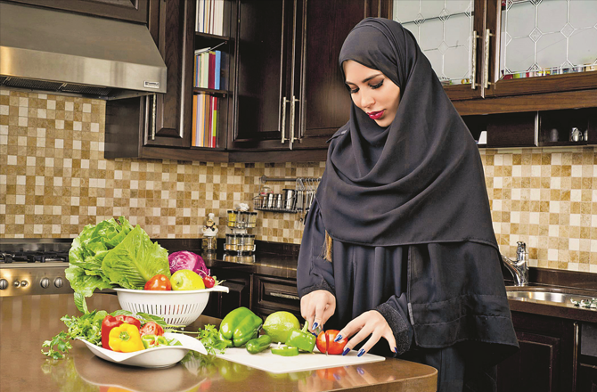 Even when cooking in the kitchen, we should prevent food from being wasted. Photo: INN