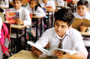 بیچ بھنور میں  ناؤ ہے اپنی!
