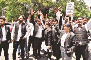 یوگی آدتیہ ناتھ کی حکومت کے خلاف وکیلوں کااحتجاج