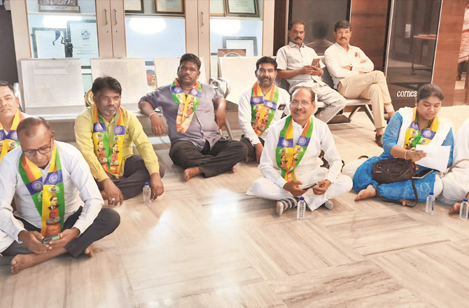 Vanchit Bahujan Aghadi Workers Stage A Sit-In At The Municipal Corporation Headquarters.Photo:INN
