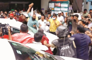 وجین کے گھر کے باہر ای ڈی افسران اور سی پی ایم کارکنوں میں شدید جھڑپ