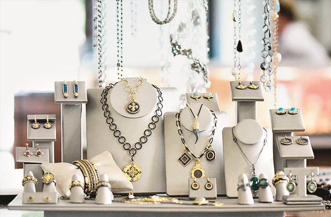 Online shopping for jewelry is gradually becoming popular. Photo: INN