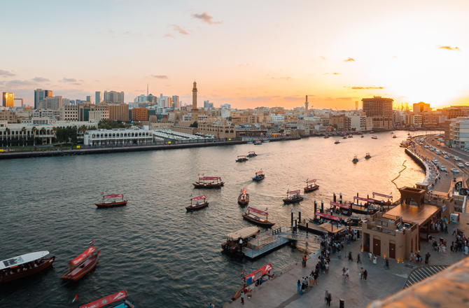 دبئی، متحدہ عرب امارات ، ۵۵ء۱۵؍ &nbsp;ملین ٹی ای یودبئی کی بندرگاہ مشرقِ وسطیٰ کا ایک بڑا کنٹینر مرکز ہے۔ ایشیا، یورپ، افریقہ اور خلیجی ممالک کے درمیان واقع ہونے کی وجہ سے یہاں مختلف براعظموں کے درمیان سامان کی منتقلی میں اہم کردار ادا کیا جاتا ہے۔ فراہم کردہ اعداد کے مطابق یہ ابتدائی دس بندرگاہوں میں مشرقی اور جنوب مشرقی ایشیا سے باہر واحد بندرگاہ ہے۔