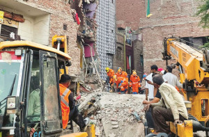 دہلی میں ۵؍ منزلہ عمارت منہدم،۳؍ افراد ہلاک