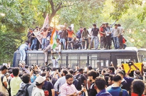  الیکشن کمیشن کے خلاف مظاہروں کو روکنے کیلئے۵؍ہزار جوانوں کی تعیناتی بھی کم پڑگئ