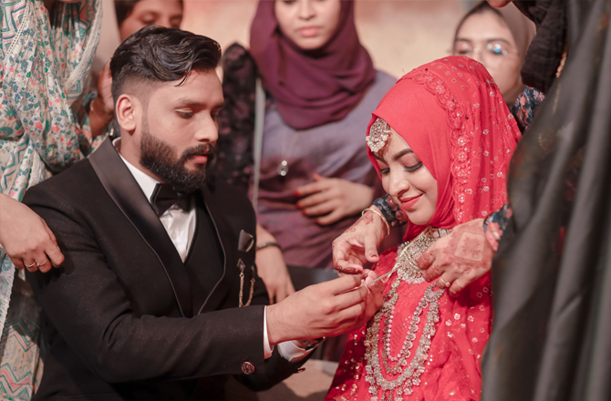 <p><strong>شادی</strong> کی خریداری میں متوسط طبقے کیلئے سب سے بڑا چیلنج یہ ہوتا ہے کہ محدود بجٹ میں ضروریات بھی پوری ہوں اور معیار پر بھی بہت زیادہ سمجھوتہ نہ کرنا پڑے۔ اس کیلئے چند باتوں کو پہلے سے ذہن میں رکھنا فائدہ مند ہوگا۔</p>