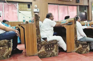 جلگاؤں میونسپل کارپوریشن کی جنرل باڈی میٹنگ میں کارپوریٹر کی کمر پر پستول! 