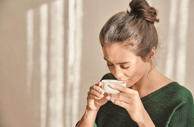<p><strong>کیفین سے دوری بنائیں</strong></p>
<p>چونکہ چائے اور کافی کے زیادہ استعمال سے جسم سے پانی کا اخراج زیادہ ہوتا ہے۔ اس لئے بہتر ہوگا کہ آئندہ کچھ دنوں کے لئے چائے اور کافی کے محدود استعمال کو یقینی بنائیں۔ اس کے علاوہ کولڈ ڈرنکس اور چپس سے بھی پرہیز کریں، یہ اشیاء جسم کو ڈی ہائیڈریٹ کرسکتی ہیں۔</p>
<p>&nbsp;</p>