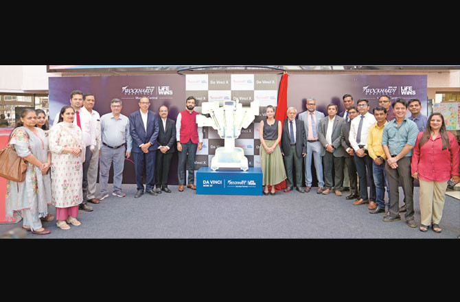 Zahabiya Khurakiwala, Dr. Virendra Chauhan, and senior consultants at the launch of the ‘da Vinci Xi Robotic Surgical System’ at Wockhardt Hospital (Mumbai Central). Photo: INN