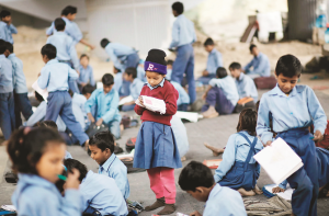 اُردو: آئیے ! اپنے حصّے کی کوئی شمع جلاتے جائیں 