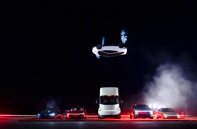 متحرک ایروڈائنامکس، رفتار کے مطابق بدلنے والا ڈیزائن&nbsp;تیسری ٹیکنالوجی Active Aerodynamics ہے، جس میں گاڑی کے مختلف حصے رفتار اور ڈرائیونگ کی ضرورت کے مطابق اپنی پوزیشن تبدیل کر سکتے ہیں۔ عام گاڑیوں میں ہوا کی مزاحمت کم کرنے اور گاڑی کو سڑک پر مضبوطی سے رکھنے کے درمیان توازن قائم کرنا پڑتا ہے، لیکن متحرک ایروڈائنامکس اس توازن کو بہتر بنانے کی کوشش کرتی ہے۔ روڈسٹر میں متحرک پچھلا وِنگ اور ہوا کے بہاؤ کو قابو کرنے والے نظام تیز رفتار پر نیچے کی جانب دباؤ بڑھانے اور گرفت بہتر بنانے میں مدد دے سکتے ہیں۔ دوسری جانب، جب زیادہ رفتار حاصل کرنا مقصود ہو تو ہوا کی مزاحمت کم کرنے کی حکمت عملی اختیار کی جا سکتی ہے۔ &nbsp;