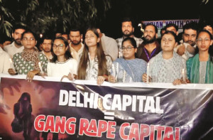 ۱۶؍ سالہ طالبہ کے ساتھ زیادتی کے خلاف برہمی دہلی میں طالبات کا احتجاج