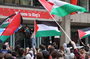 برطانیہ: کنگز یونیورسٹی: فلسطین نواز مظاہرے پر معطل مصری طالبعلم کا دوبارہ داخلہ